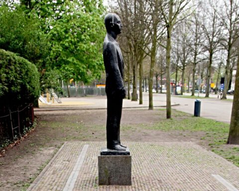 De Dreef in Haarlem, waar de represaille plaatsvond, met herdenkingsstenen en monument
