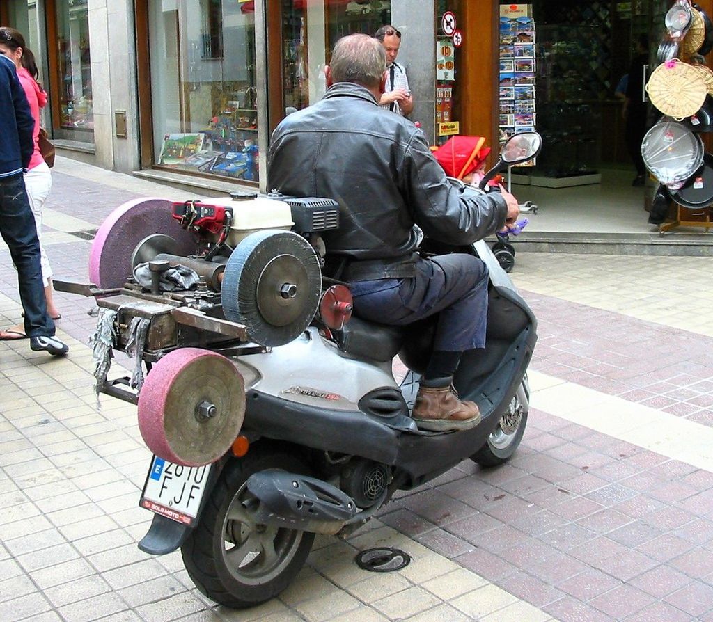 Moderne scharenslijper met een omgebouwde scooter 