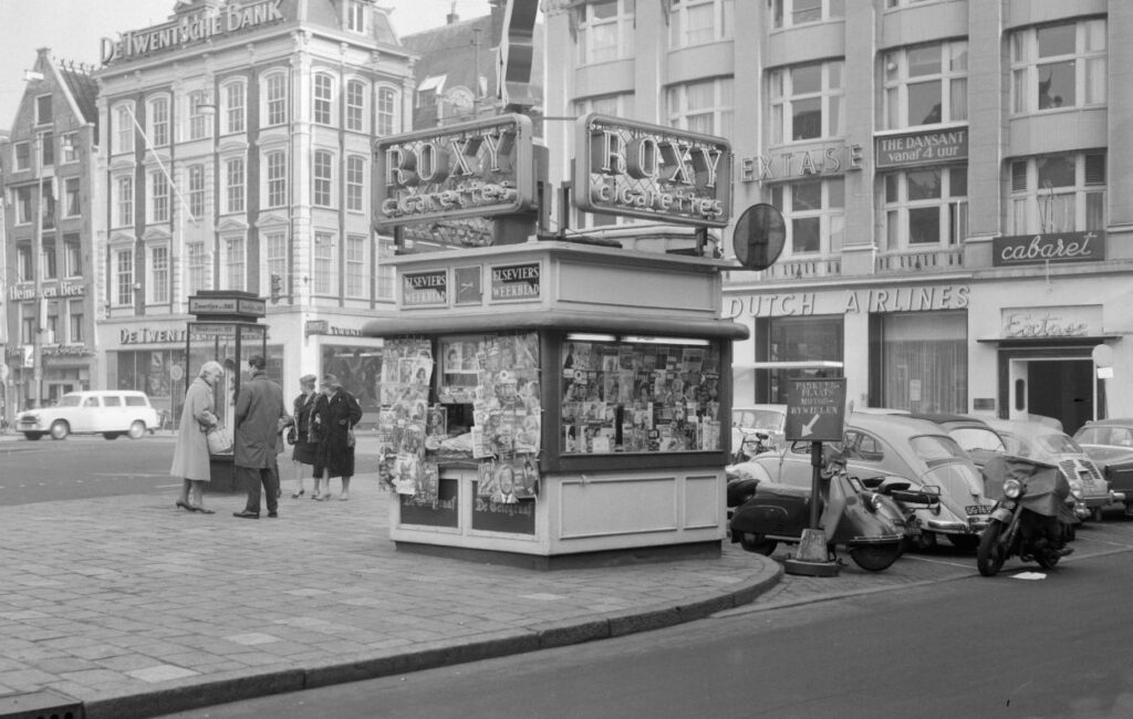 Voorbeeld van een wat modernere kiosk op het Leidseplein in Amsterdam, 1962