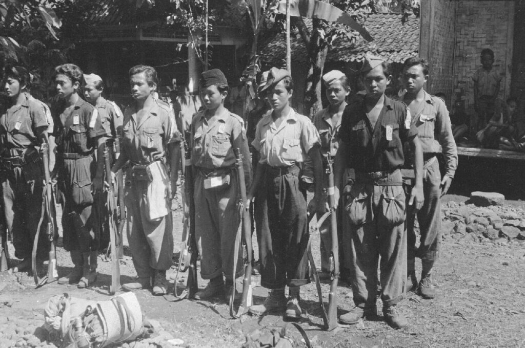 Militairen van het Indonesische leger (TNI) worden in mei 1948 geëvacueerd uit het West-Javaanse Tasikmalaja. 