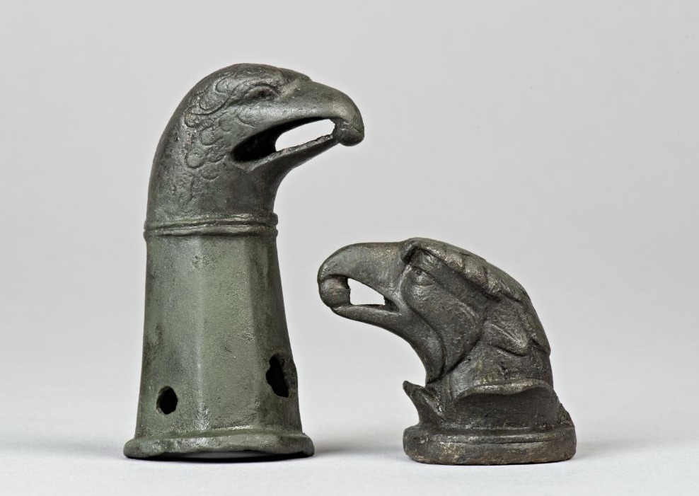 Riemhouders van paardentuig. Brons, h. 6 en 4 cm., 0-300 na Chr., uit Vechten