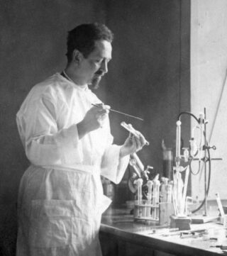 Rudolf Weigl in zijn laberatorium