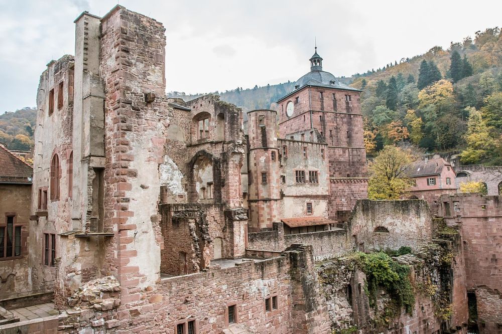 Na verwoesting door de Franse troepen op 2 maart 1689 is Schloss Heidelberg altijd een ruïne gebleven. De keurvorsten van de Palts verplaatsten hun residentie daarna naar Mannheim.