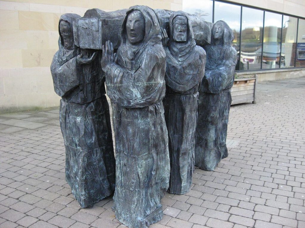 The Journey, een moderne sculptuur die de reizen van de Lindisfarne gemeenschap toont, door Fenwick Lawson. Hier te zien op het Millenniumplein, Durham.