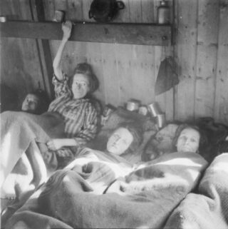 Vrouwen met vlektyfus liggen dicht op elkaar in een barak. Bevrijding van het Duitse concentratiekamp Bergen-Belsen, 1945