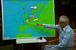 Jan Pelleboer voor een weerkaart, tijdens een TROS-uitzending in 1982 
