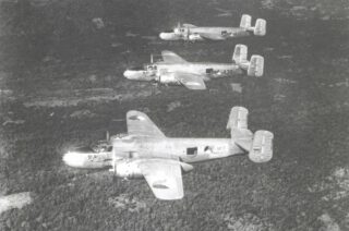 Middelzware bommenwerpers van het type Noth American B-25 J Mitchell van de Militaire Luchtvaart KNIL boven Sumatra.