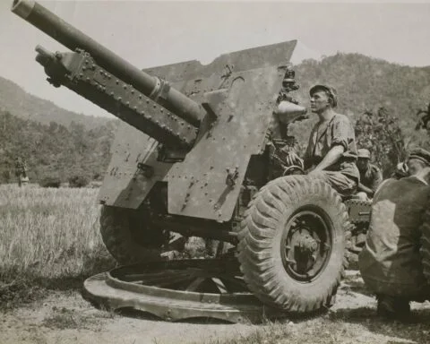 In Siguntur Muda (bij Padang, Sumatra) oefent de 4e Afdeling Veldartillerie het in stelling brengen van een 25-ponder. Het geschut is gemonteerd op een draaibare onderplaat.