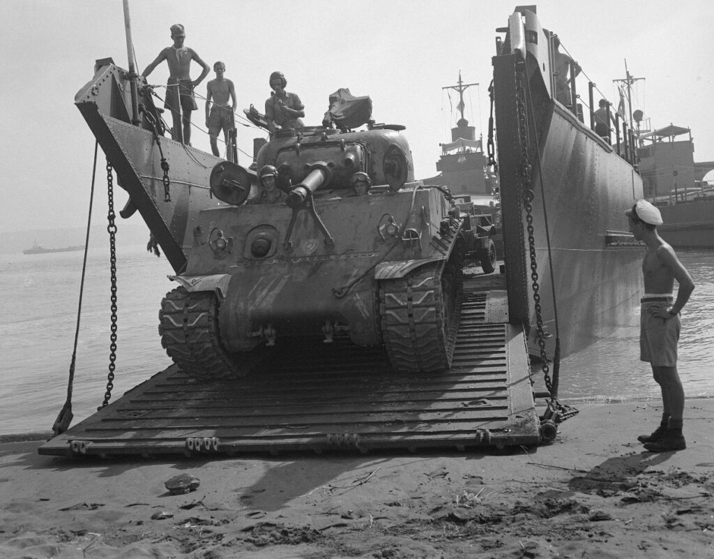 Tijdens een oefening op 1 mei 1947 wordt een Sherman-tank van de Mariniersbrigade bij Surabaya (Oost-Java) aan land gezet.
