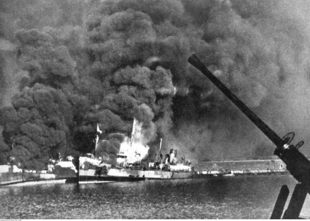 De brandende SS John Harvey in de haven van Bari, 1943