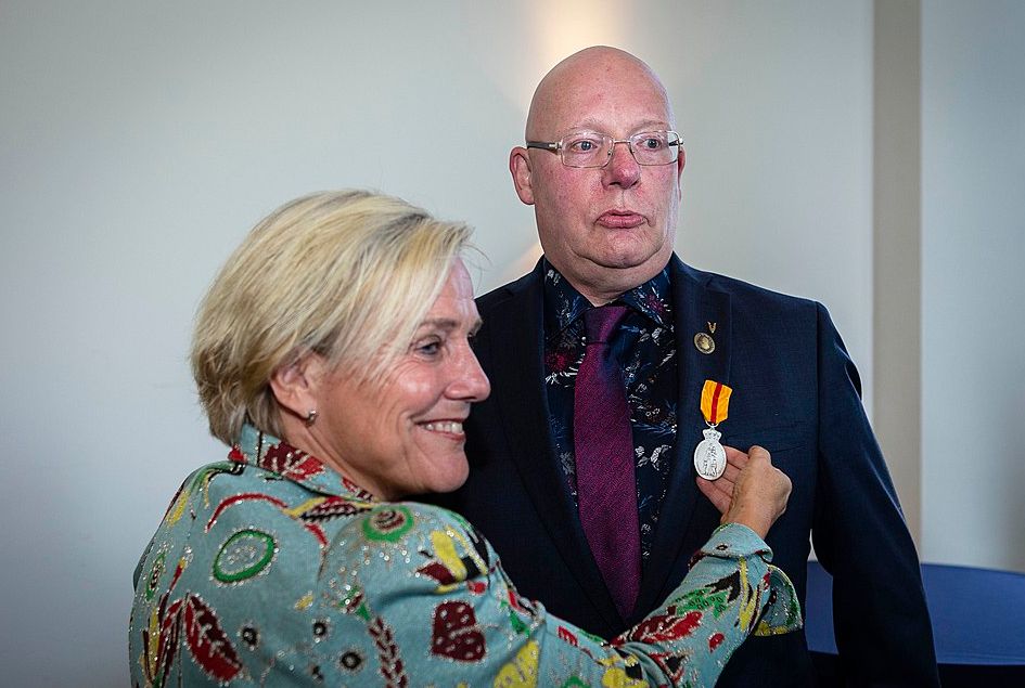 Uitreiking van de Erepenning voor menslievend hulpbetoon aan kapitein b.d. Henk Struijs die in 2006 een familiedrama wist te voorkomen