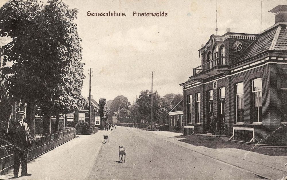 Ansichtkaart gemeentehuis Finsterwolde, 1915-1925. Coll. Groninger Archieven