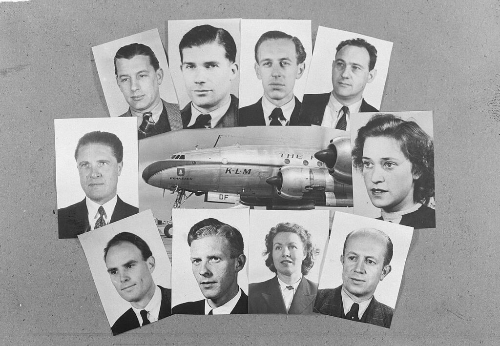 Het verongelukt KLM-vliegtuig Franeker met portretten van tien leden van de bemanning 