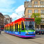 'GayVB'-tram in regenboogkleuren op de Dam in Amsterdam, 2017
