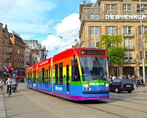 'GayVB'-tram in regenboogkleuren op de Dam in Amsterdam, 2017