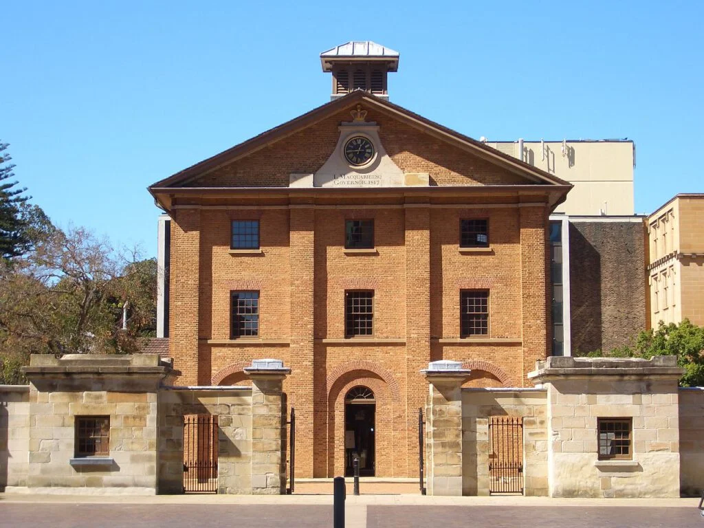 De Hyde Park Barracks werden gebouwd tussen 1806 en 1811 om strafgevangenen in onder te brengen en vormen tegenwoordig het oudste bouwwerk van Sydney, en daarmee van Australië.