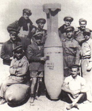 Italiaanse soldaten met een mosterdgas-bom