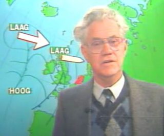 Jan Pelleboer tijdens een uitzending van een door hem verzorgd weerbericht in 1983
