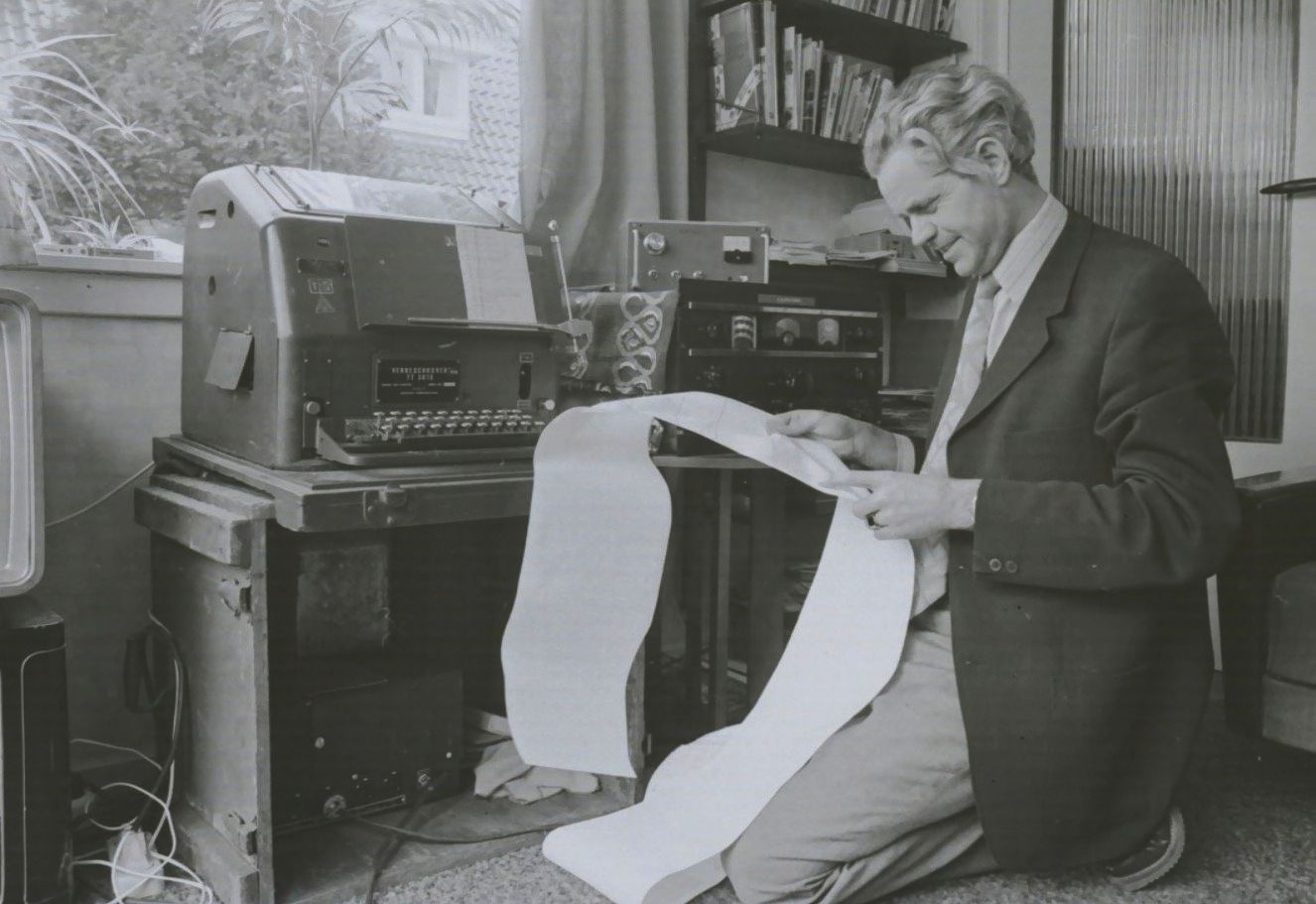 Jan Pelleboer in 1972 bij de telex in zijn werkkamer.