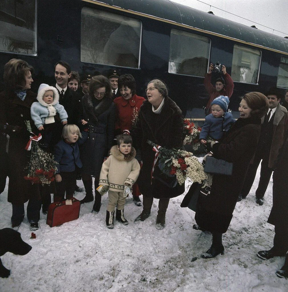 De Koninklijke familie arriveert met de trein in Lech, 1971