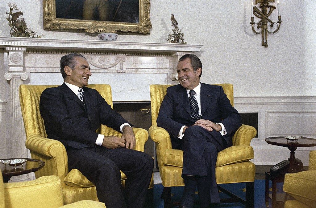 Mohammed-Reza Pahlavi en de Amerikaanse president Richard Nixon tijdens een bezoek aan het Witte Huis, 1973