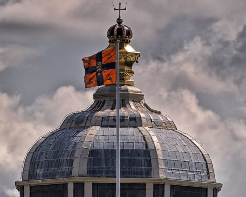 Koepel boven de Oranjezaal van paleis Huis ten Bosch, met de koninklijke standaard