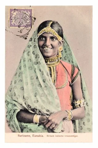 Eunubia. Britsch indische vrouwentijpe. No. 24. Lichtdruk in kleur. Paramaribo, Eugen Klein, [ca. 1905].
