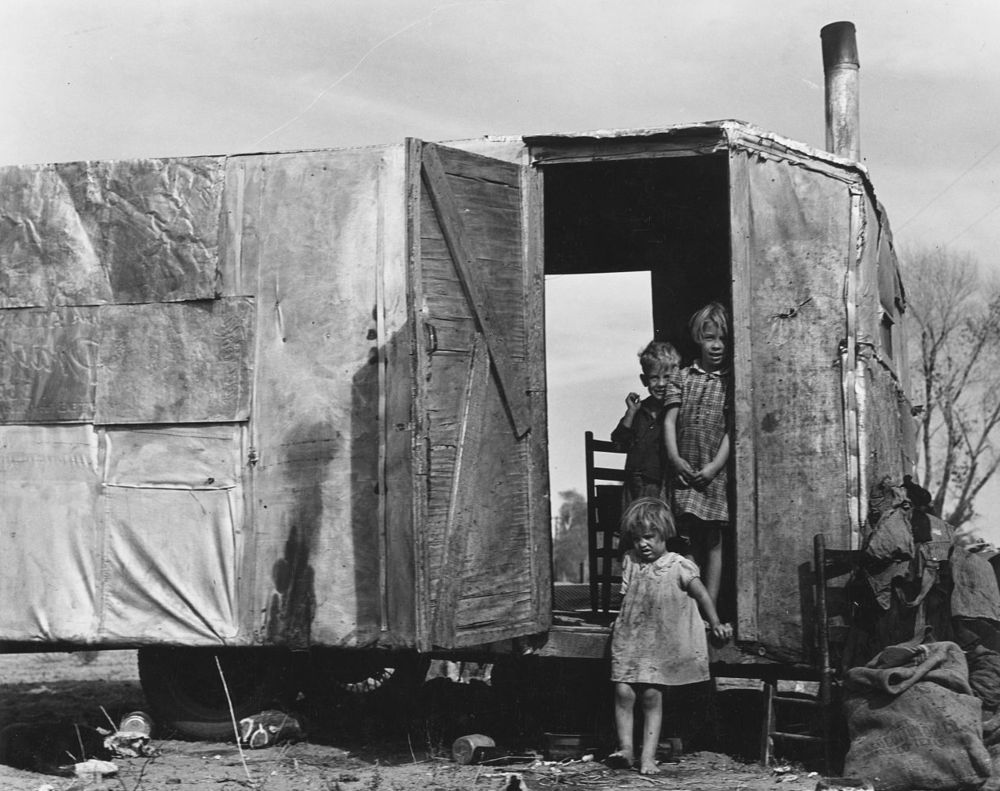 Een gevluchte familie uit Texas woont in een caravan in een katoenveld in Arizona waar ze seizoensarbeid verrichten
