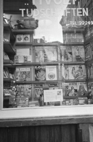 Pas eind jaren zestig kon je open en bloot pornoboekjes kopen. Met dank aan Joop Wilhelmus en Peter J. Muller, die in 1968 met resp. Chick en Candy de eerste Nederlandse pornografische tijdschriften op de markt brachten.