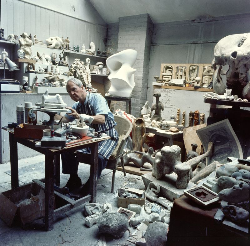 Henry Moore aan het werk. Rechts is een deel van de olifantenschedel te zien, ca.1968 - Maquette Studio, Perry Green, Hertfordshire - Fotograaf: John Hedgecoe