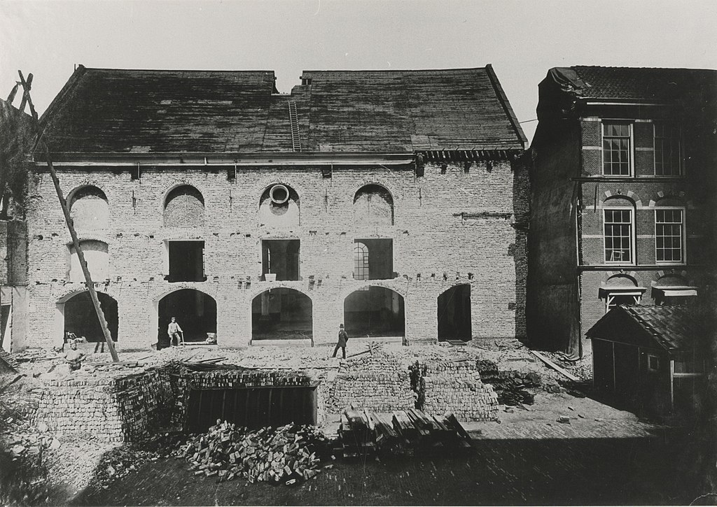 De afbraak van de Hofkapel in 1879, gezien vanaf het Binnenhof