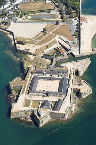 De citadel Saint-Louis lag er al een eeuw voordat de bouw van Lorient begon. Tegenwoordig is er het Musée de la Compagnie des Indes in gevestigd.  