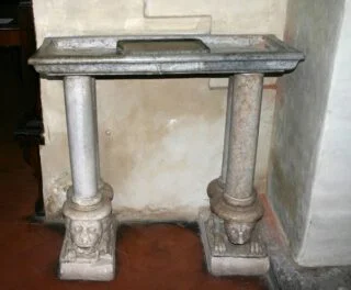 Middeleeuwse lavabo in de San Marco kerk in Milaan.