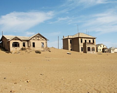 Dankzij het kurkdroge klimaat van de Namibwoestijn wordt het verval van het verlaten mijnwerkersstadje Kolmanskop sterk vertraagd.