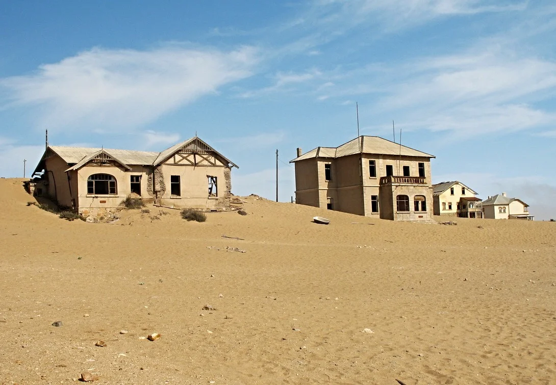 Dankzij het kurkdroge klimaat van de Namibwoestijn wordt het verval van het verlaten mijnwerkersstadje Kolmanskop sterk vertraagd.