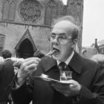 Barbecue op het Binnenhof op 24 juni 1982. Justitie-minister De Ruiter eet sate
