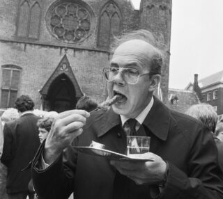 Barbecue op het Binnenhof op 24 juni 1982. Justitie-minister De Ruiter eet sate