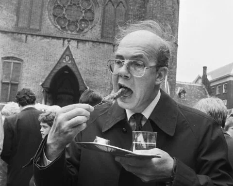 Barbecue op het Binnenhof op 24 juni 1982. Justitie-minister De Ruiter eet sate