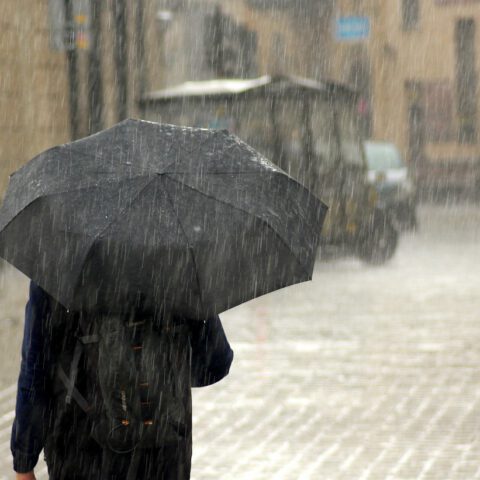 Wandelaar in de regen