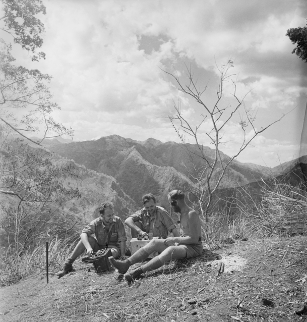 Leden van de Australische 2/2nd Independent Company gebruiken een radio op een bergtop in het door Japan bezette Timor, ca. november 1942