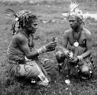Twee Timoreese mannen, waarschijnlijk op Nederlands-Timor. Tussen eind 19e eeuw en begin 20ste eeuw. 