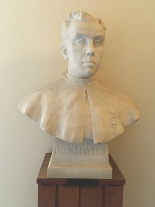 Een borstbeeld van dr. J. Nouwens, vervaardigd door August Falise