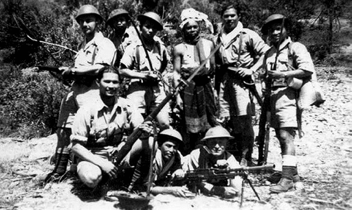 Een groep KNIL-guerrilla’s met een Timorees in het midden op Portugees-Timor.