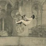 Hélène Dutrieu tijdens een 'vlucht'' per fiets