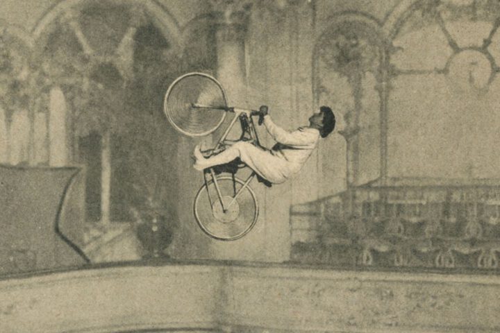 Hélène Dutrieu tijdens een 'vlucht'' per fiets
