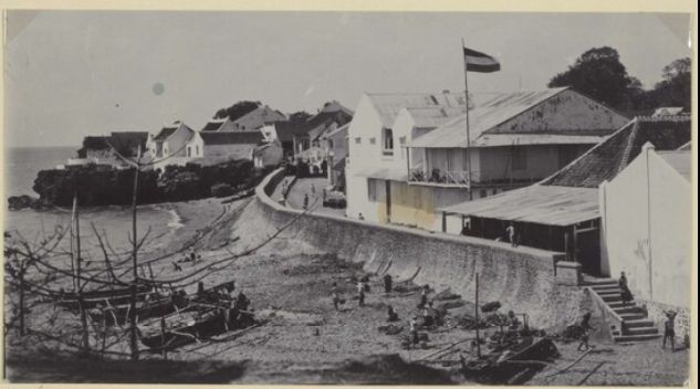 Koepang kustzijde met wapperende Nederlandse vlag, ca. 1924-1932. Collectie Tropenmuseum. Inventarisnummer: RV-A440-t-76