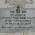 Op een van de muren van het Dôme des Invalides in Parijs bevindt zich deze plaquette ter nagedachtenis aan de Nederlandse legionairs die zijn omgekomen in de Eerste Wereldoorlog