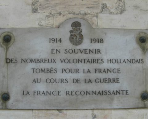 Op een van de muren van het Dôme des Invalides in Parijs bevindt zich deze plaquette ter nagedachtenis aan de Nederlandse legionairs die zijn omgekomen in de Eerste Wereldoorlog