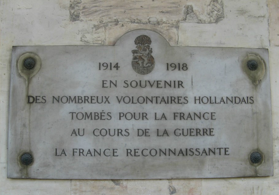 Op een van de muren van het Dôme des Invalides in Parijs bevindt zich deze plaquette ter nagedachtenis aan de Nederlandse legionairs die zijn omgekomen in de Eerste Wereldoorlog