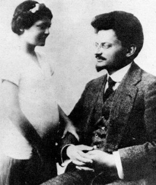 Trotski (Lev Davidovitsj Bronstein) in 1912 (volgens een andere vermelding in 1915) met zijn dochter Nina.